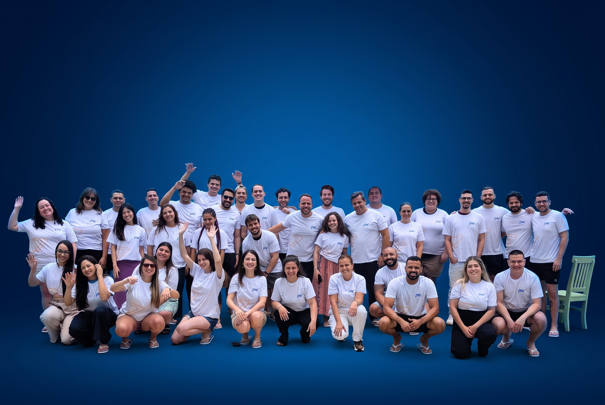 Equipe Performa Web reunida, vestindo camisetas da marca
